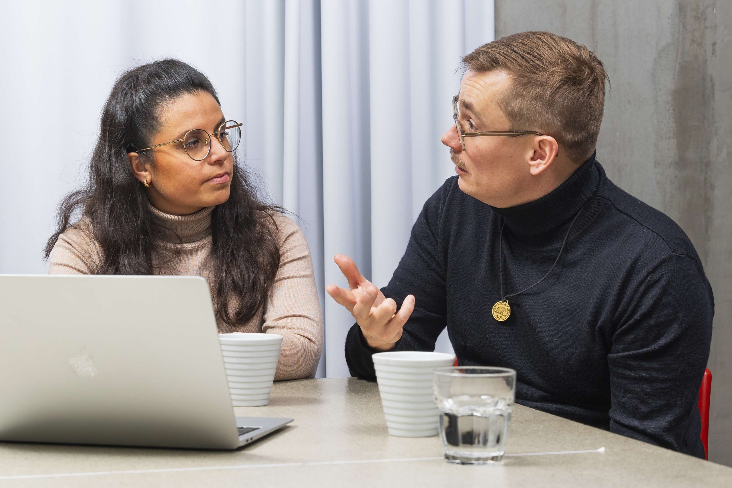Mirka Tallus ja Mikko Rindell pöydän ääressä päättämässä LinkedIn-mainontaan investoinnista