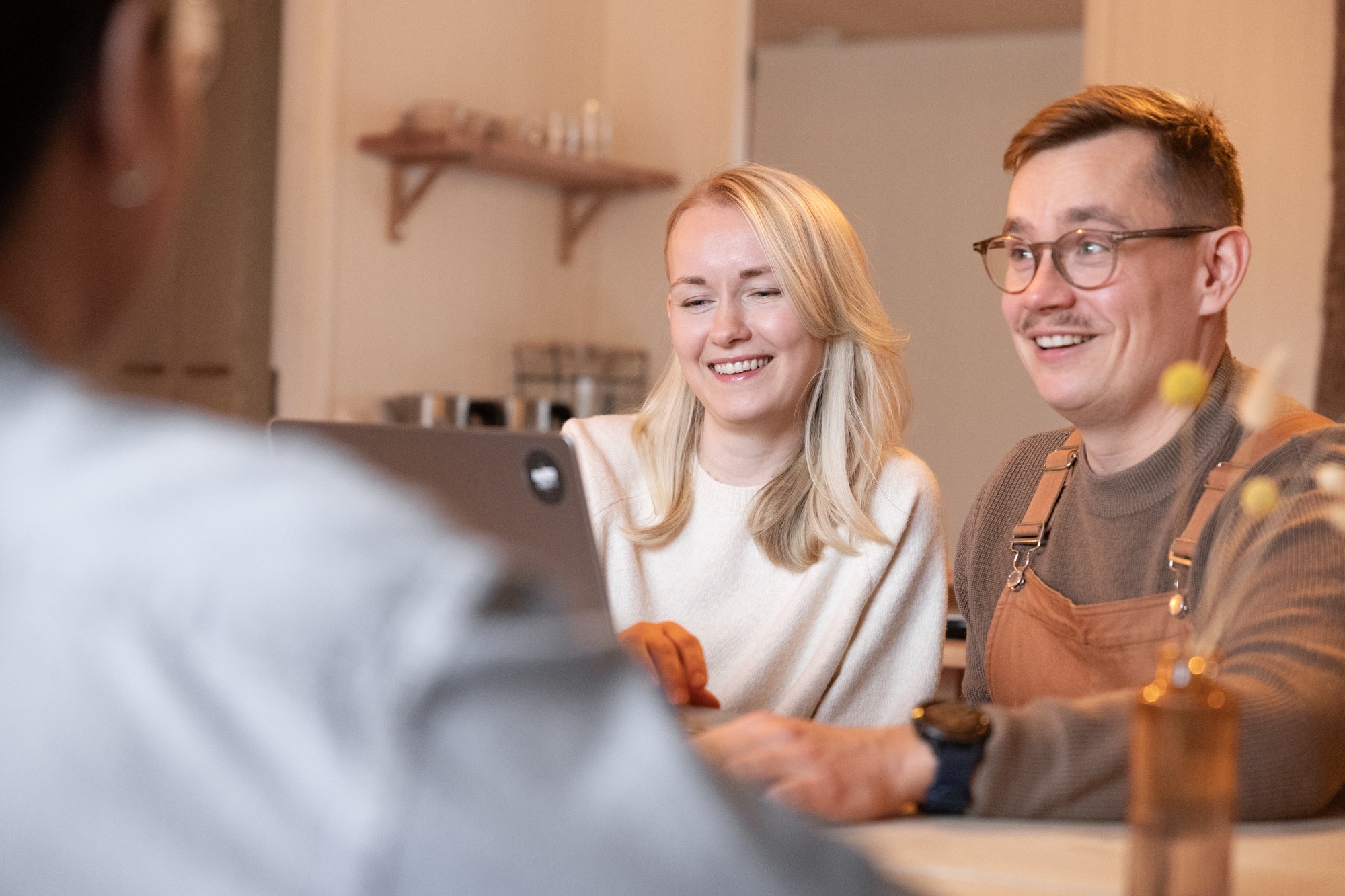 Sofianna Tammenniemi ja Mikko Rindell keskustelevat LinkedIn-mainonnasta